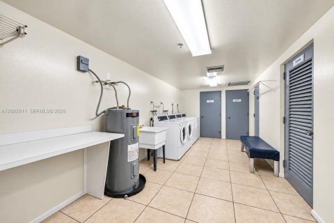 Condo in Hollywood, Florida, 2 bedrooms  № 2378380 - photo 19