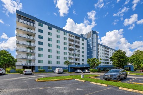 Condo in Hollywood, Florida, 2 bedrooms  № 2378380 - photo 24