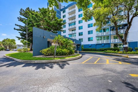 Condo in Hollywood, Florida, 2 bedrooms  № 2378380 - photo 21