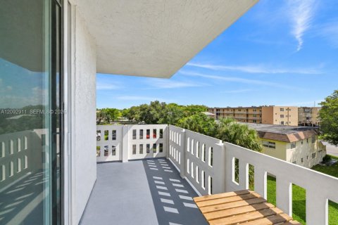 Condo in Hollywood, Florida, 2 bedrooms  № 2378380 - photo 3