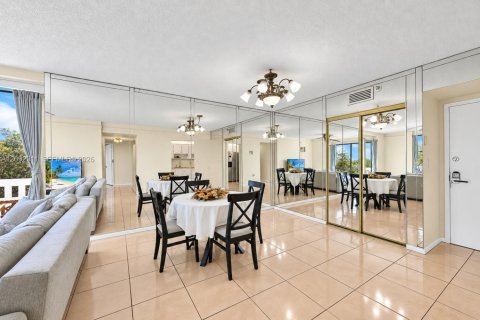 Condo in Hollywood, Florida, 2 bedrooms  № 2378380 - photo 7