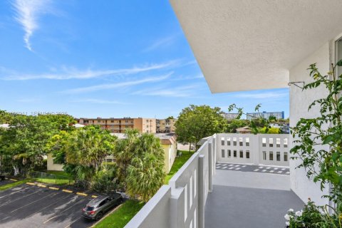 Condo in Hollywood, Florida, 2 bedrooms  № 2378380 - photo 5