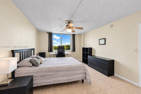 Condo in Hollywood, Florida, 2 bedrooms  № 2378380 - photo 17