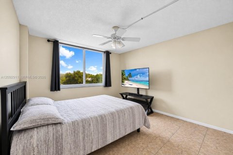 Condo in Hollywood, Florida, 2 bedrooms  № 2378380 - photo 13