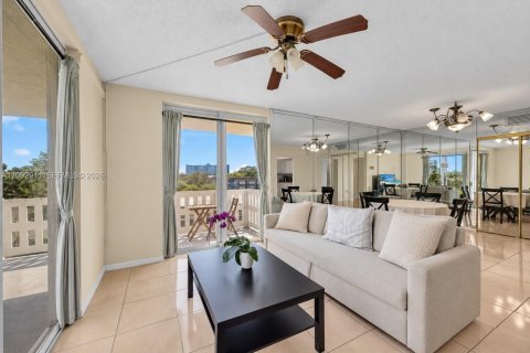 Condo in Hollywood, Florida, 2 bedrooms  № 2378380 - photo 2