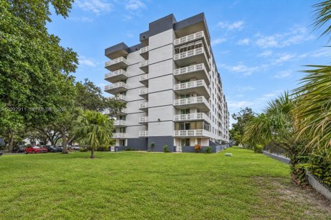Condo in Hollywood, Florida, 2 bedrooms  № 2378380 - photo 25