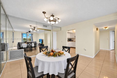Condo in Hollywood, Florida, 2 bedrooms  № 2378380 - photo 9