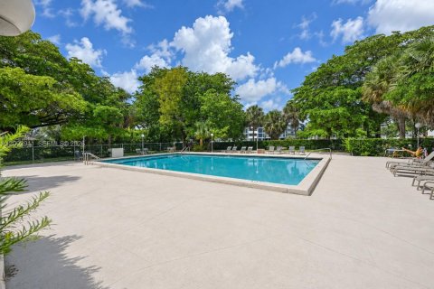 Condo in Hollywood, Florida, 2 bedrooms  № 2378380 - photo 23