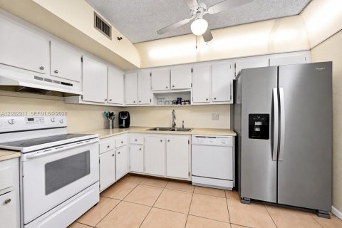 Condo in Hollywood, Florida, 2 bedrooms  № 2378380 - photo 11