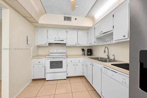 Condo in Hollywood, Florida, 2 bedrooms  № 2378380 - photo 12