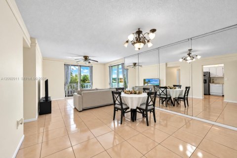 Condo in Hollywood, Florida, 2 bedrooms  № 2378380 - photo 8