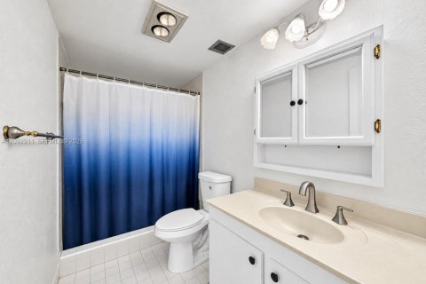 Condo in Hollywood, Florida, 2 bedrooms  № 2378380 - photo 18