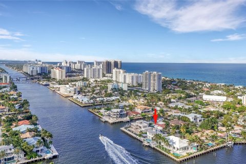 Casa en venta en Fort Lauderdale, Florida, 5 dormitorios, 268.3 m2 № 1939853 - foto 2