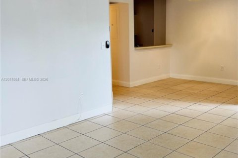 Condo in Oakland Park, Florida, 2 bedrooms № 2075286 - photo 2