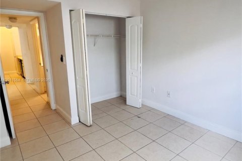 Condo in Oakland Park, Florida, 2 bedrooms № 2075286 - photo 8