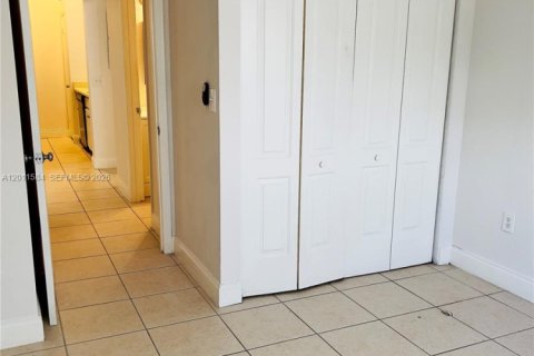 Condo in Oakland Park, Florida, 2 bedrooms № 2075286 - photo 7