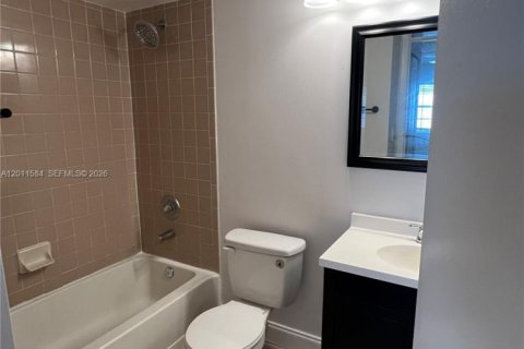 Condo in Oakland Park, Florida, 2 bedrooms № 2075286 - photo 13