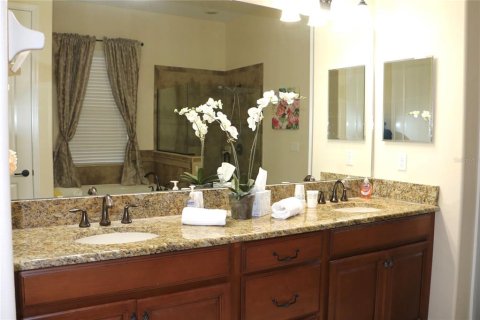 House in Sorrento, Florida 4 bedrooms, 316.7 sq.m. № 2141949 - photo 23