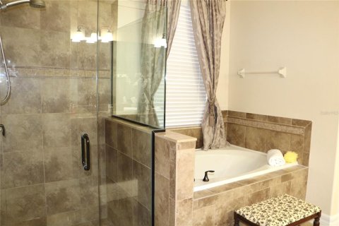 House in Sorrento, Florida 4 bedrooms, 316.7 sq.m. № 2141949 - photo 26