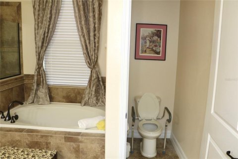 House in Sorrento, Florida 4 bedrooms, 316.7 sq.m. № 2141949 - photo 25