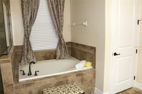 House in Sorrento, Florida 4 bedrooms, 316.7 sq.m. № 2141949 - photo 24