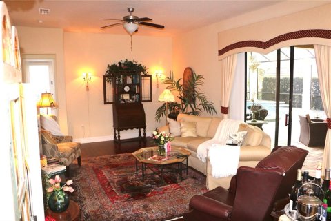 House in Sorrento, Florida 4 bedrooms, 316.7 sq.m. № 2141949 - photo 17
