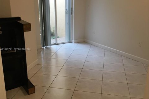 Townhouse in Doral, Florida 3 bedrooms, 206.8 sq.m. № 2000576 - photo 11