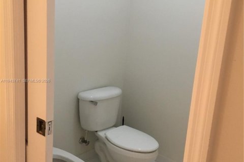 Townhouse in Doral, Florida 3 bedrooms, 206.8 sq.m. № 2000576 - photo 30