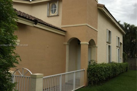 Townhouse in Doral, Florida 3 bedrooms, 206.8 sq.m. № 2000576 - photo 3