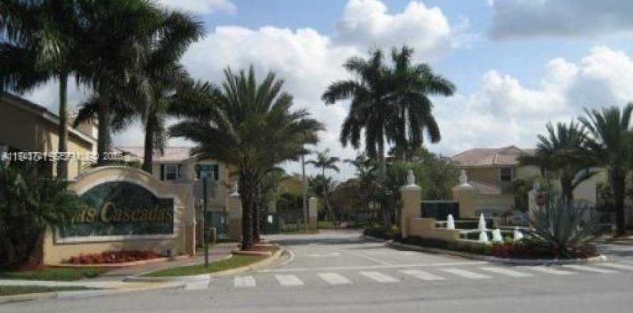 Townhouse in Doral, Florida 3 bedrooms, 206.8 sq.m. № 2000576