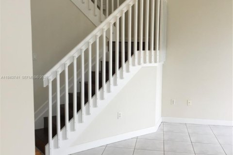 Townhouse in Doral, Florida 3 bedrooms, 206.8 sq.m. № 2000576 - photo 5