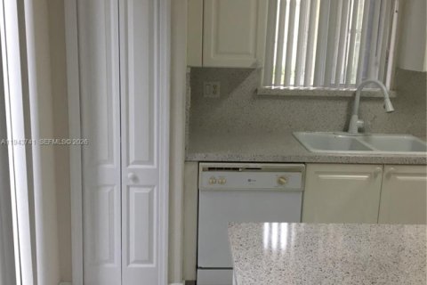 Townhouse in Doral, Florida 3 bedrooms, 206.8 sq.m. № 2000576 - photo 12