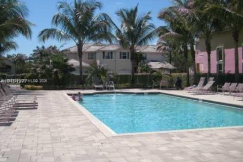 Townhouse in Doral, Florida 3 bedrooms, 206.8 sq.m. № 2000576 - photo 2
