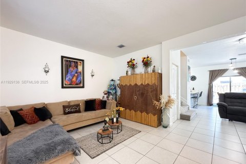 Снять в аренду таунхаус в Хомстед, Флорида 3 спальни, 137.77м2, № 1987474 - фото 6