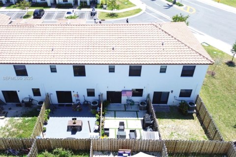 Снять в аренду таунхаус в Хомстед, Флорида 3 спальни, 137.77м2, № 1987474 - фото 4