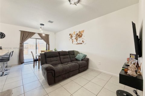 Снять в аренду таунхаус в Хомстед, Флорида 3 спальни, 137.77м2, № 1987474 - фото 8