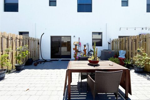 Снять в аренду таунхаус в Хомстед, Флорида 3 спальни, 137.77м2, № 1987474 - фото 14