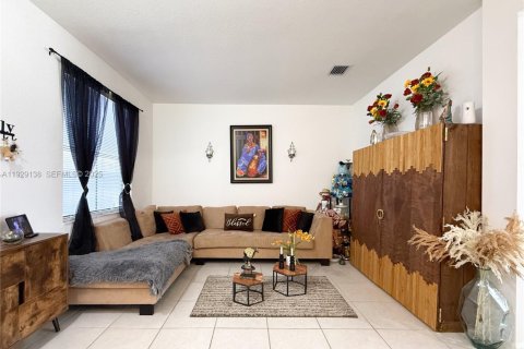 Снять в аренду таунхаус в Хомстед, Флорида 3 спальни, 137.77м2, № 1987474 - фото 5