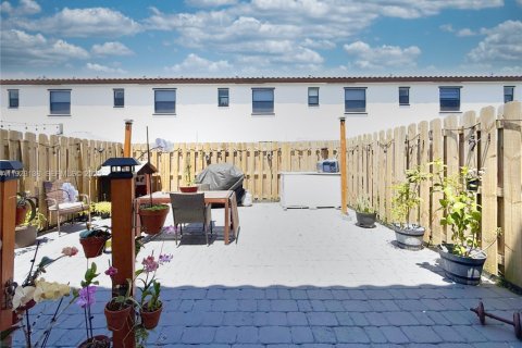 Снять в аренду таунхаус в Хомстед, Флорида 3 спальни, 137.77м2, № 1987474 - фото 12