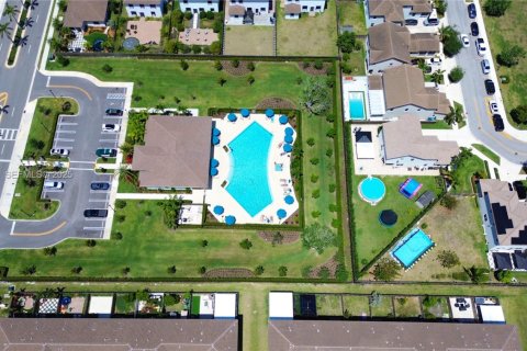 Снять в аренду таунхаус в Хомстед, Флорида 3 спальни, 137.77м2, № 1987474 - фото 3