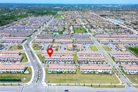 Снять в аренду таунхаус в Хомстед, Флорида 3 спальни, 137.77м2, № 1987474 - фото 2