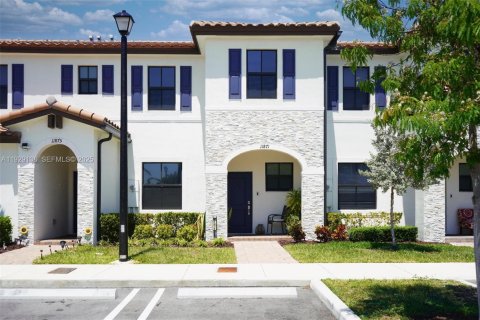 Снять в аренду таунхаус в Хомстед, Флорида 3 спальни, 137.77м2, № 1987474 - фото 1