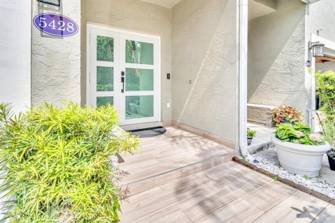 Townhouse in Lighthouse Point, Florida 3 bedrooms, 172.52 sq.m. № 2189868 - photo 2