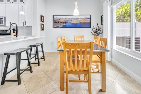 Townhouse in Lighthouse Point, Florida 3 bedrooms, 172.52 sq.m. № 2189868 - photo 9