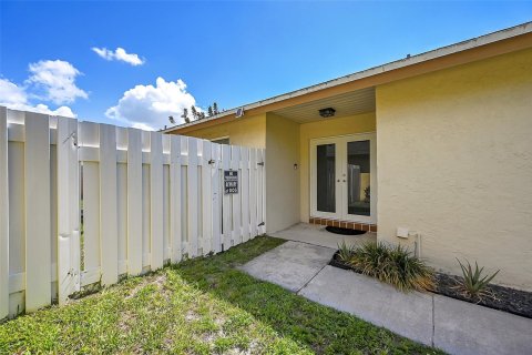 House in Pembroke Pines, Florida 3 bedrooms, 143.63 sq.m. № 1223278 - photo 1