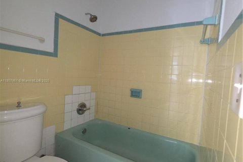 Copropriété à louer à Miami, Floride: 2 chambres, 418.06 m2 № 1881712 - photo 17