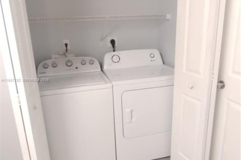 Copropriété à louer à Miramar, Floride: 2 chambres, 78.97 m2 № 1995381 - photo 2