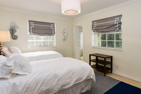 House in Palm Beach, Florida 4 bedrooms, 287.07 sq.m. № 2158545 - photo 12