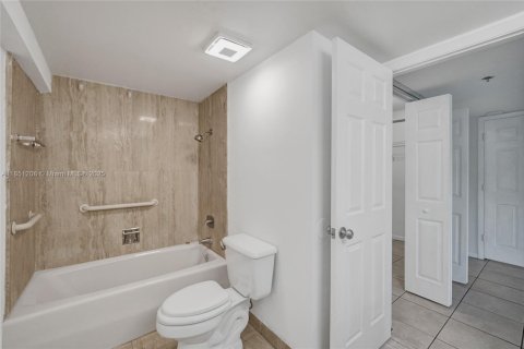 Copropriété à louer à Hollywood, Floride: 1 chambre, 78.22 m2 № 1857550 - photo 17