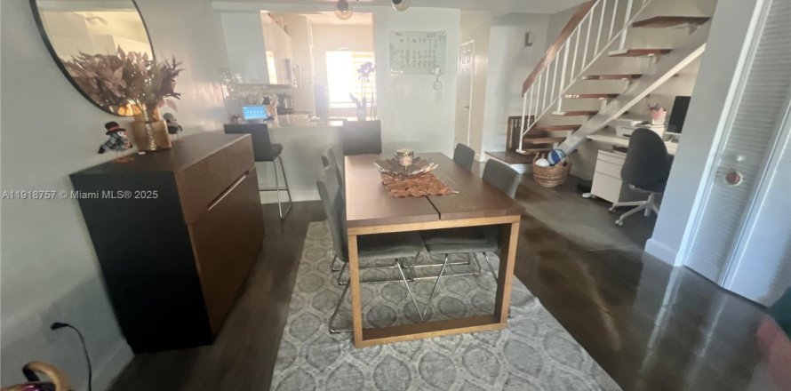 Кондоминиум с 2 спальнями в Майами, Флорида № 1976307